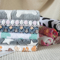HKM-737939 Cozy Thermal Coral Fleece Pet Blanket with Paw Print Design for Dogs and Cats
