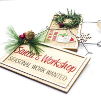 HKM-774995 Decorative Wooden Square Christmas Doorplate with Pine Cone and Garland Design