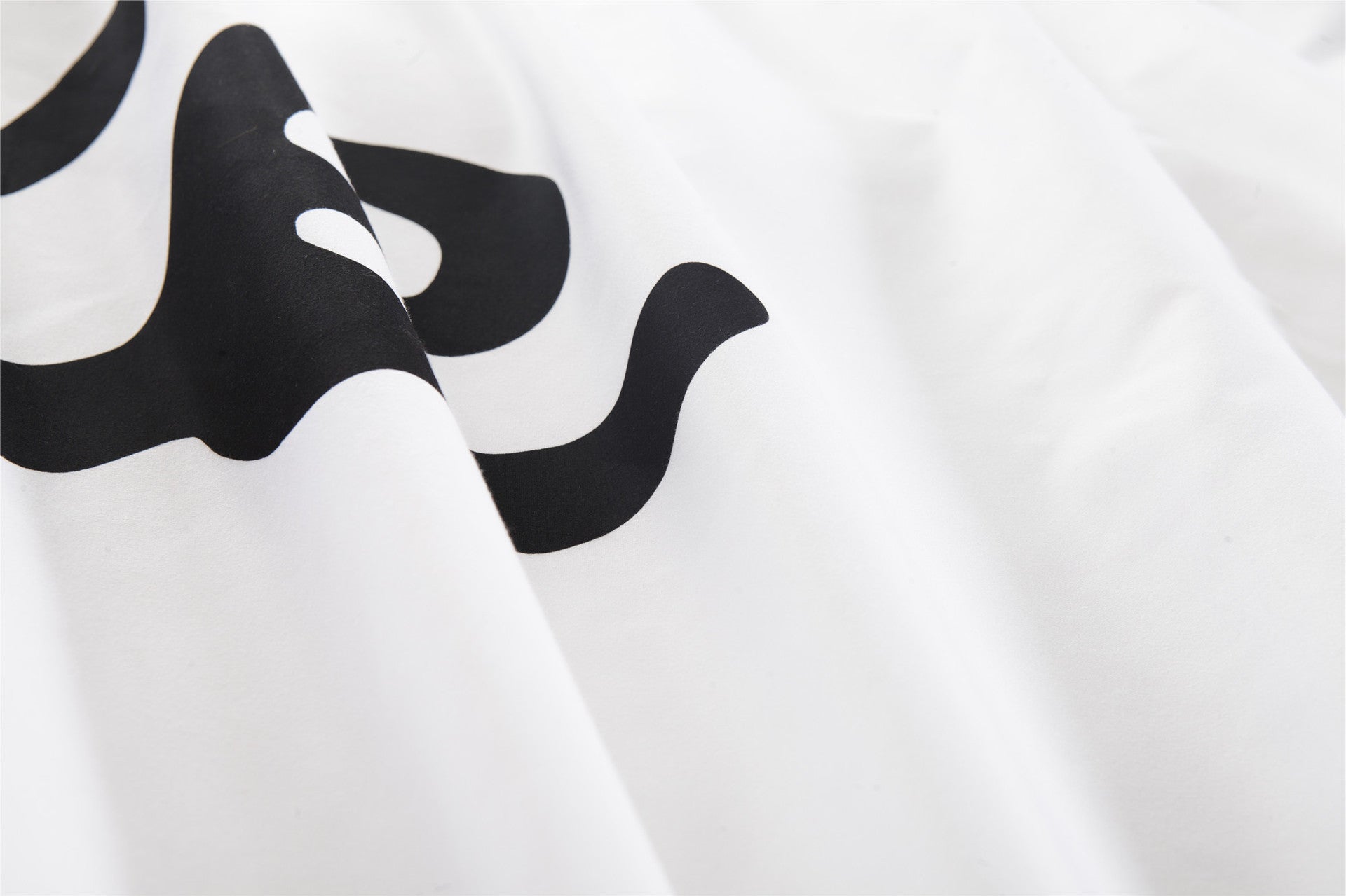 HKM-792979 Elegant Black and White Cat-Themed 3D Bedding Set - 4-Piece Polyester Cotton Comforter Ensemble