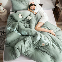 HKM-807955 Thick Polyester Fiber Quilt for Single and Double Beds - All-Season Soft and Comfortable Bedding