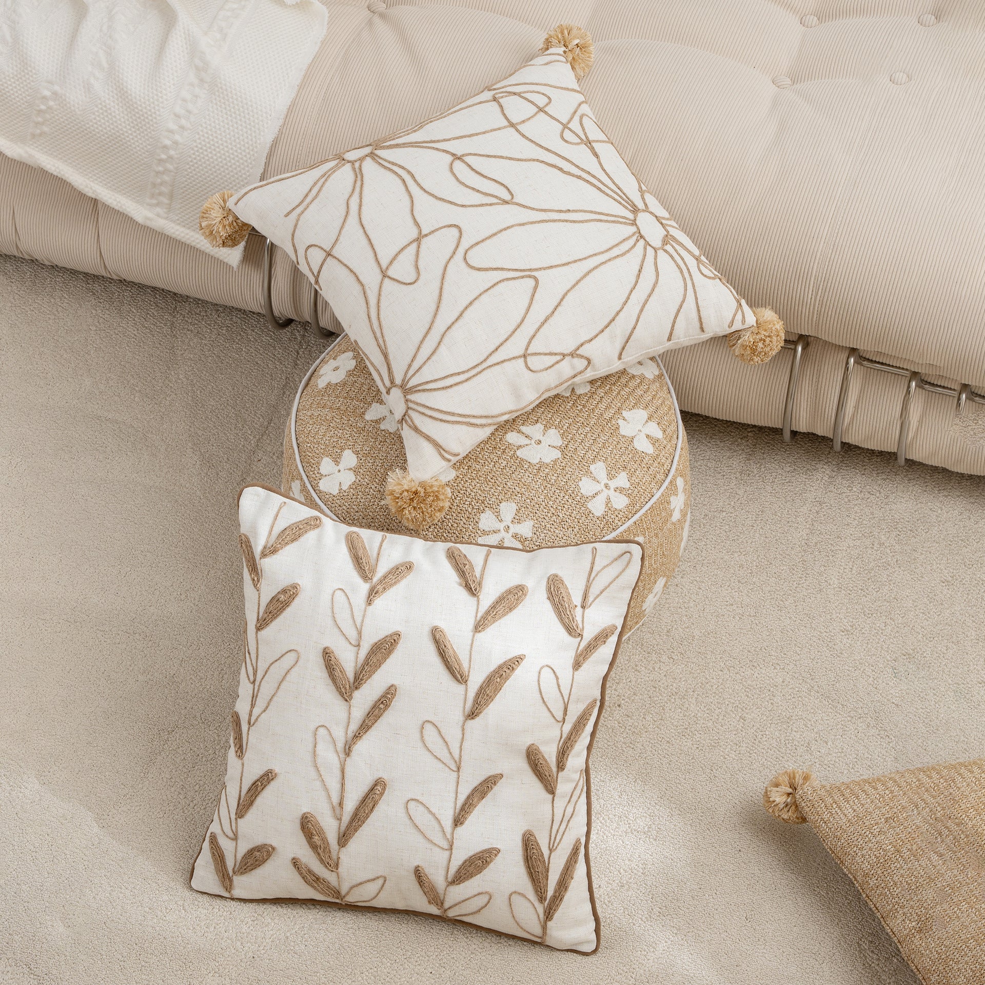 KTX-825555 American Country Style Flower and Plant Embroidered Pillowcase with Fur Balls - 45x45cm