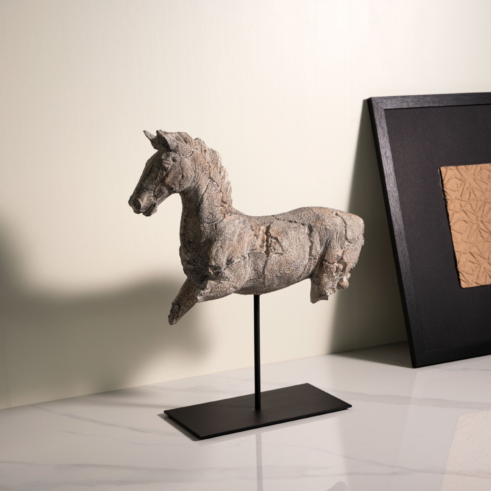 HKM-832595 Elegant Resin Horse Sculpture for Modern Table Decoration