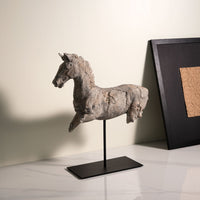 HKM-832595 Elegant Resin Horse Sculpture for Modern Table Decoration