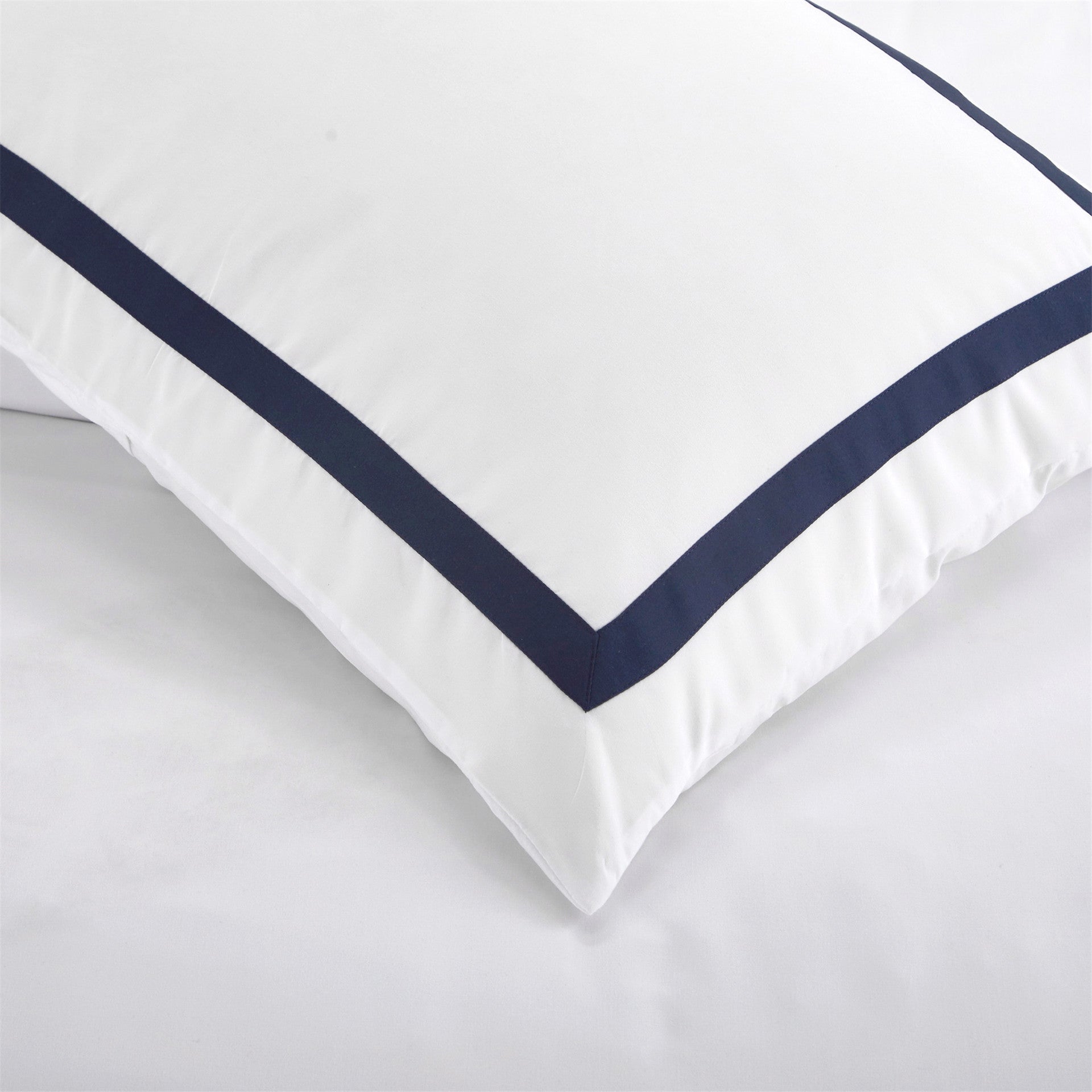HKM-853075 Elegant Hotel Style Three-Piece Home Textile Set with Plain Weave Polyester Fabric