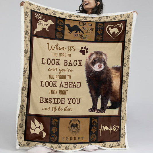 HKM-876627 Cozy Lamb Wool Blanket with Ferret Paw Print - Soft Fleece for Home or Office