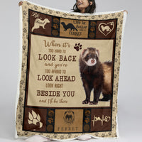 HKM-876627 Cozy Lamb Wool Blanket with Ferret Paw Print - Soft Fleece for Home or Office