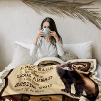 HKM-876627 Cozy Lamb Wool Blanket with Ferret Paw Print - Soft Fleece for Home or Office