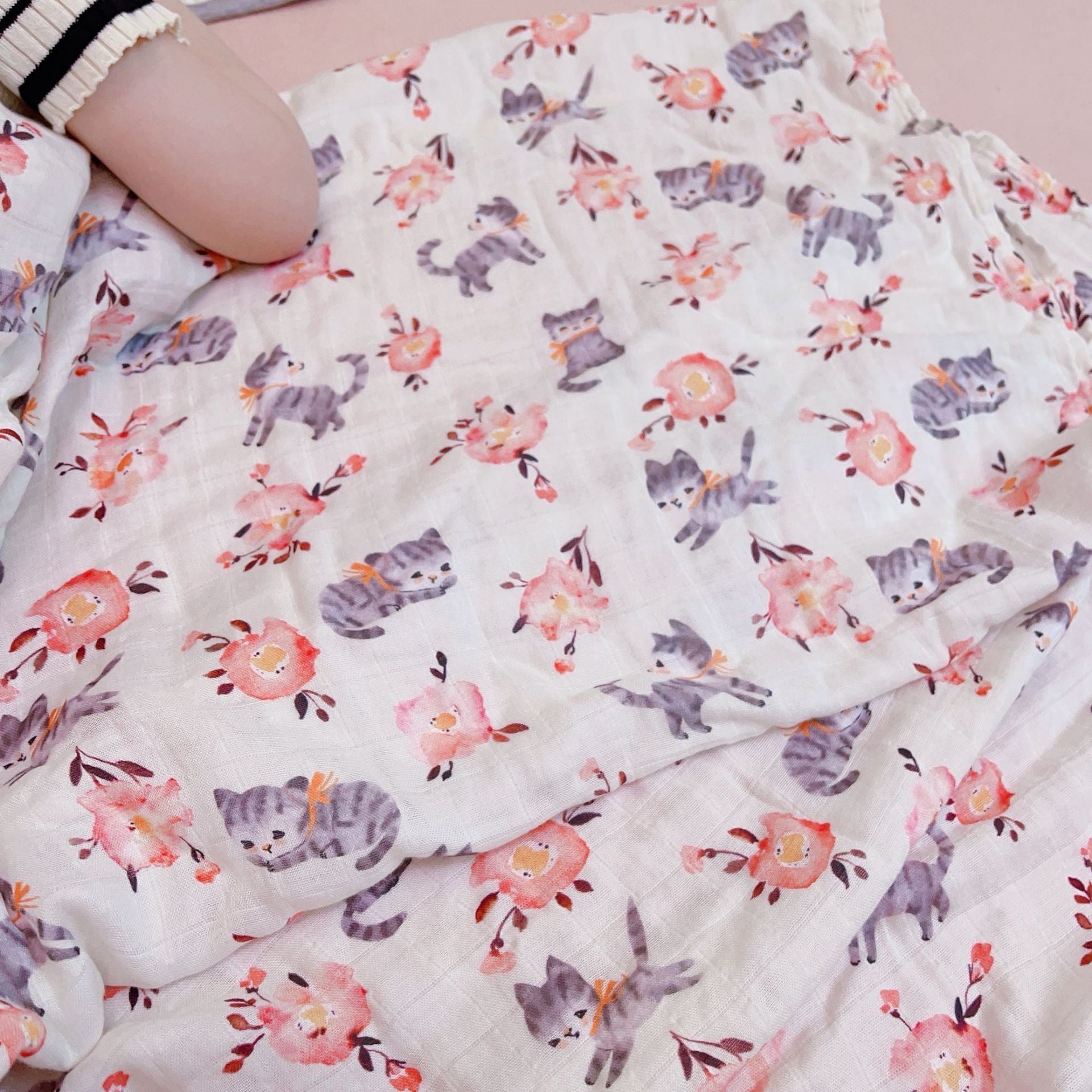 HKM-917139 Double-Layer Newborn Gauze Scarf with Animal and Floral Prints, 120x120cm