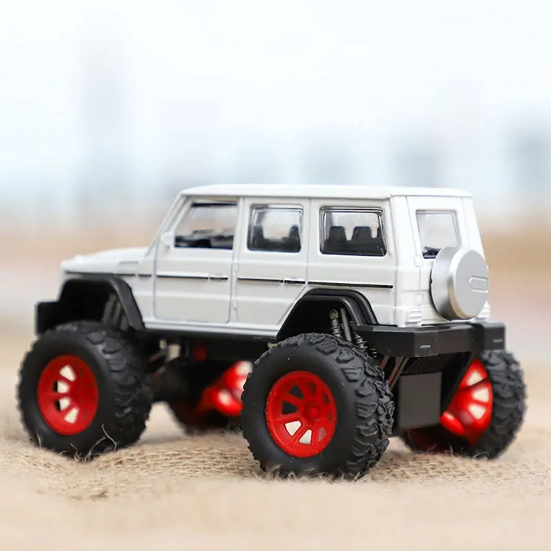 HKM-928915 1:32 Scale Pull Back Alloy Diecast Model SUV Truck Toy - Simulation Car for Ages 2 and Up
