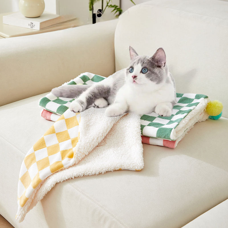 HKM-961107 Cozy Plush Pet Blanket with Stylish Plaid Pattern - Soft Fleece Cushion for Cats and Dogs
