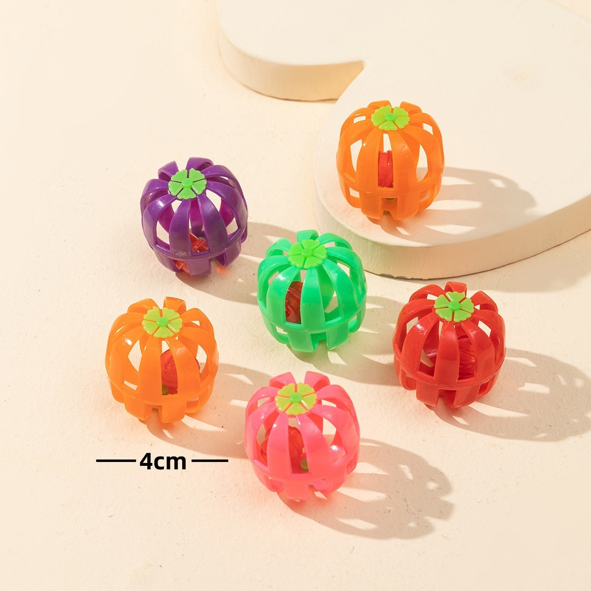 HKM-963027 Colored Plastic Cat Teasing Ball with Bell for Engaging Playtime
