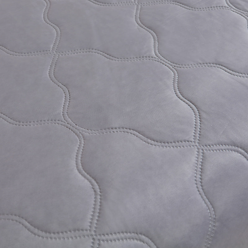 HKM-999635 Ultra Soft Reversible Comforter with Soundwave Design - Lightweight All-Season Quilt for Travel, Camping, Bed, and Office, Machine Washable