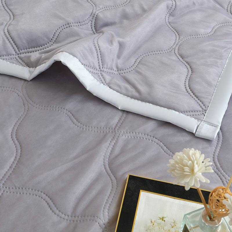 HKM-999635 Ultra Soft Reversible Comforter with Soundwave Design - Lightweight All-Season Quilt for Travel, Camping, Bed, and Office, Machine Washable